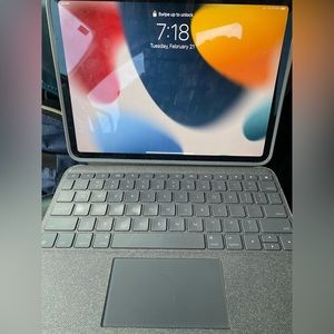 Witeless Bluetooth Logitech Keyboard & Stand   Compatible For Apple Ipads